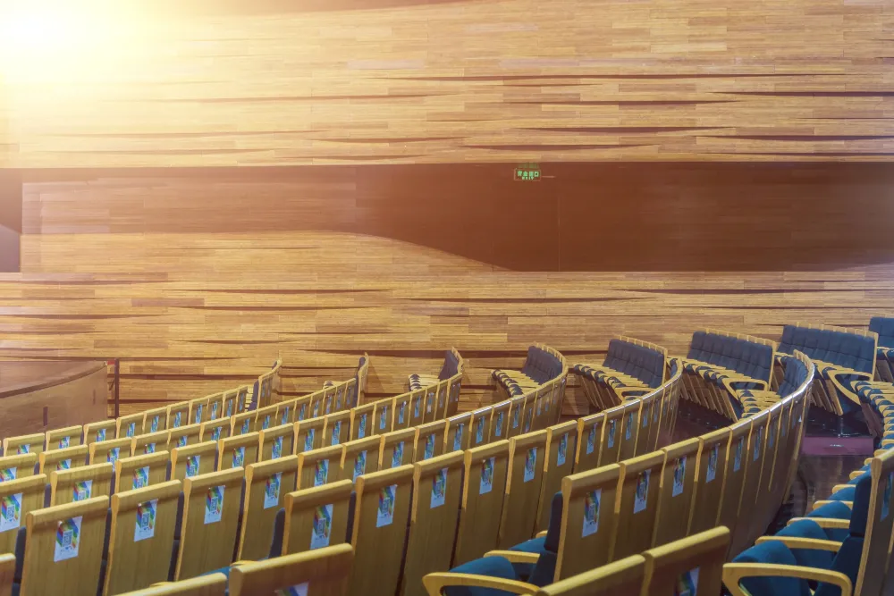 Drewno klejone w budowie obiektów sportowych i hal widowiskowych