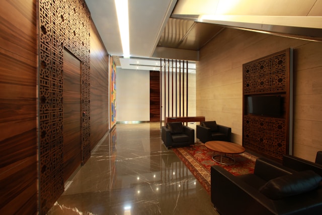 Czy hotel z usługami concierge wspiera efektywność wyjazdu służbowego?