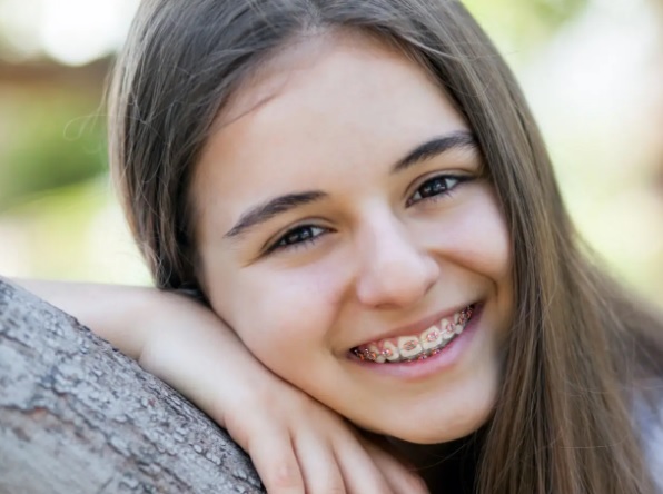 Jak wytłumaczyć dziecku, dlaczego higiena jest ważniejsza przy aparacie?